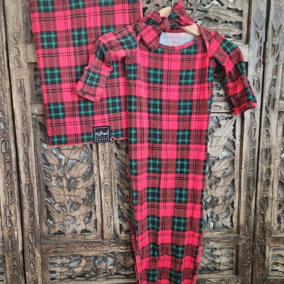 Christmas Newborn Bundle: Swaddle, Knotted Gown, and Hair Bow, NB, unisex - Picture 2 of 4